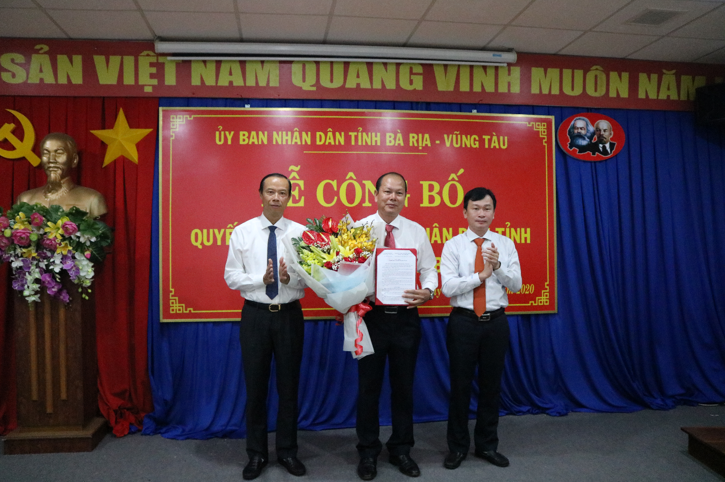 Ông Nguyễn Văn Thọ, Phó Bí thư Tỉnh ủy, Chủ tịch Ủy ban nhân dân Tỉnh trao Quyết định điều động và bổ nhiệm chức vụ Giám đốc Sở Tài nguyên và Môi trường cho ông Nguyễn Văn Hải