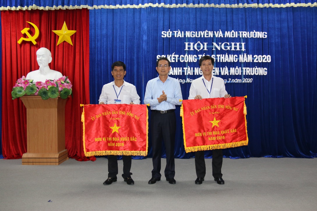 Ông Võ Văn Chánh - Phó Chủ tịch UBND tỉnh trao Cờ Thi đua xuất sắc cho 02 tập thể thuộc Sở TN&MT