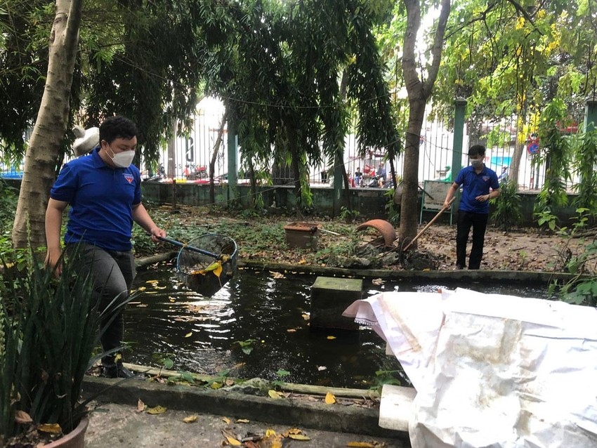 Đoàn viên Viện nghiên cứu phát triển TP.HCM dọn rác trên kênh rạch trong hoạt động “Ngày Chủ nhật xanh”. Ảnh: AN