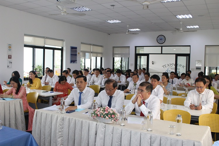 Toàn thể Hội nghị