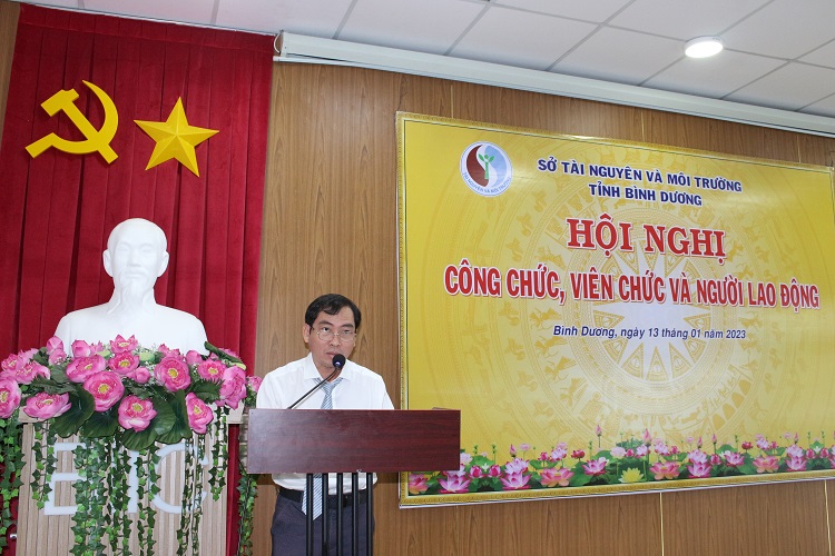 Ông Trần Dung Quốc - Trung tâm Quan trắc - Kỹ thuật TNMT báo cáo tại Hội nghị