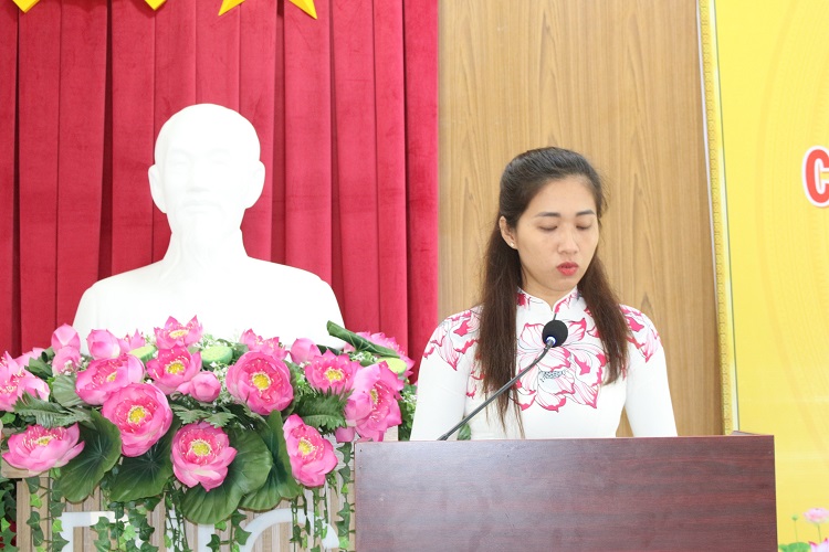Bà Nguyễn Thị Kiều Trinh - Trung tâm Phát triển Quỹ đất tỉnh báo cáo tại Hội nghị