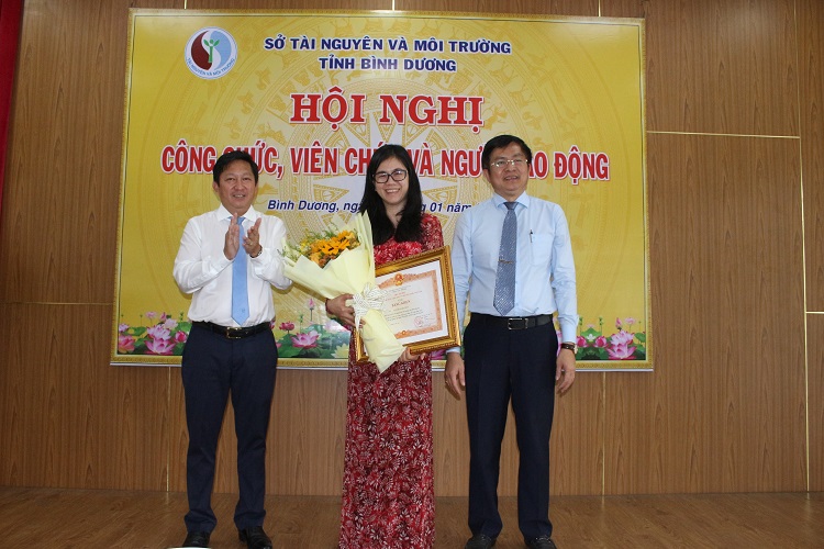 Bà Nguyễn Ngọc Thúy – Phó Giám đốc Sở nhận được bằng khen của Thủ Tướng