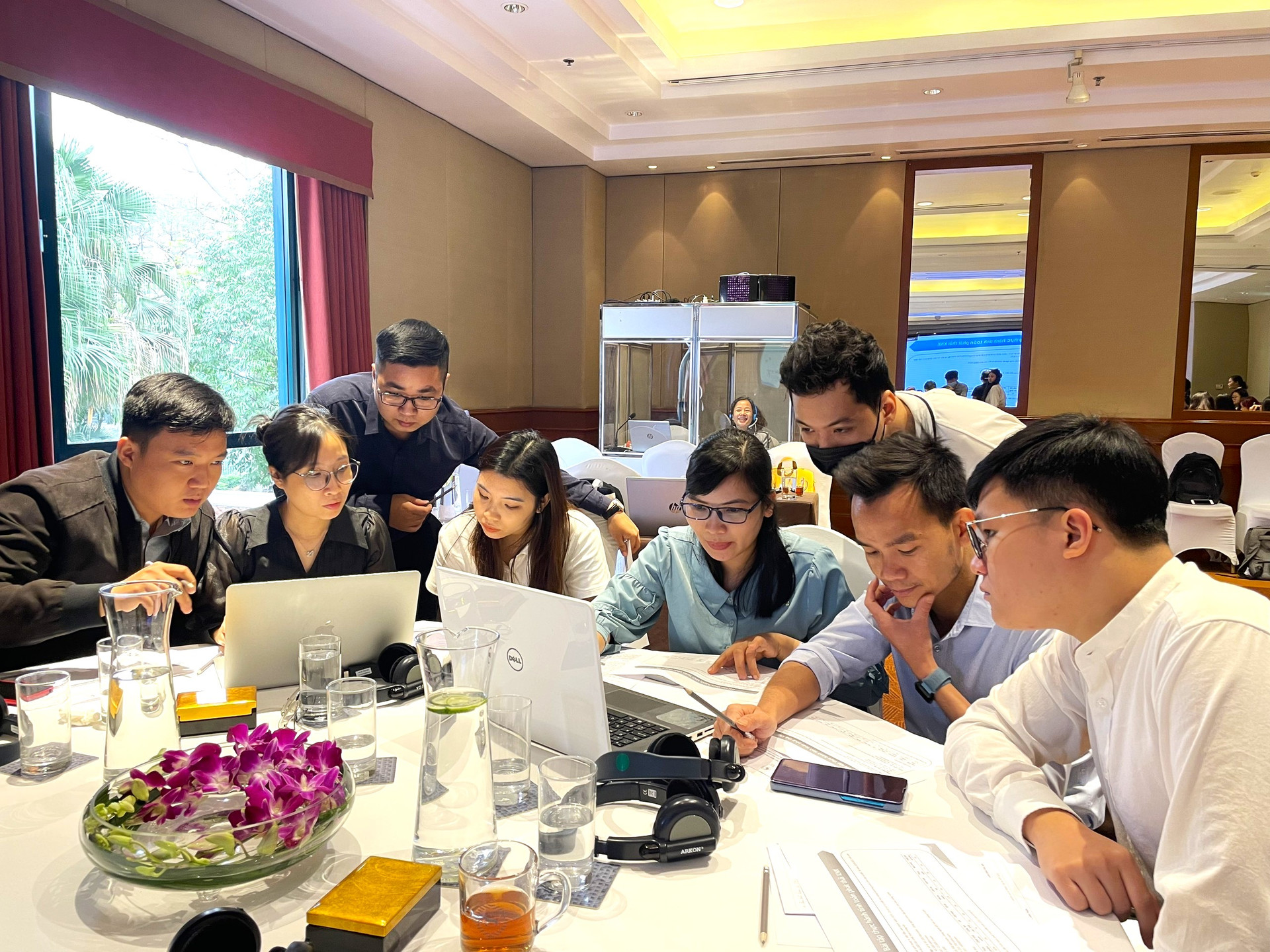 Đại diện các doanh nghiệp và chuyên gia cùng thực hành tính toán kiểm kê khí nhà kính