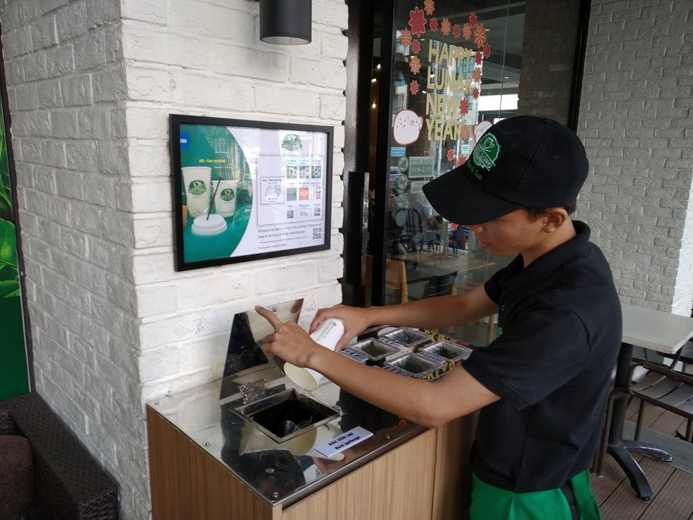 Một cửa hàng tại Quận 1 (TP.HCM) đang triển khai phân loại rác thải phát sinh