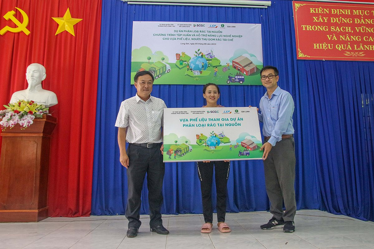 Trao biển hiệu cho cơ sở thu mua rác tái chế có uy tín, năng lực