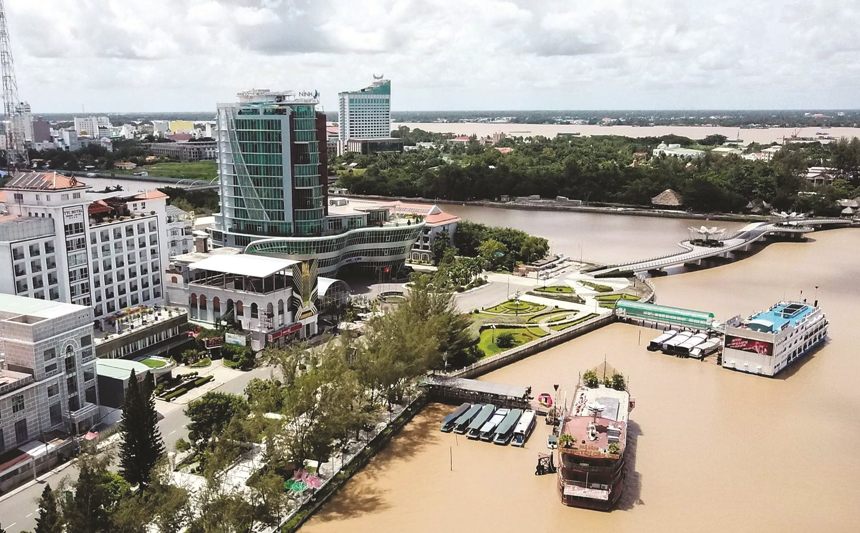 TP. Cần Thơ đang tập trung thực hiện các nhiệm vụ, giải pháp bảo vệ môi trường, góp phần phát triển thành phố ngày càng xanh, bền vững.