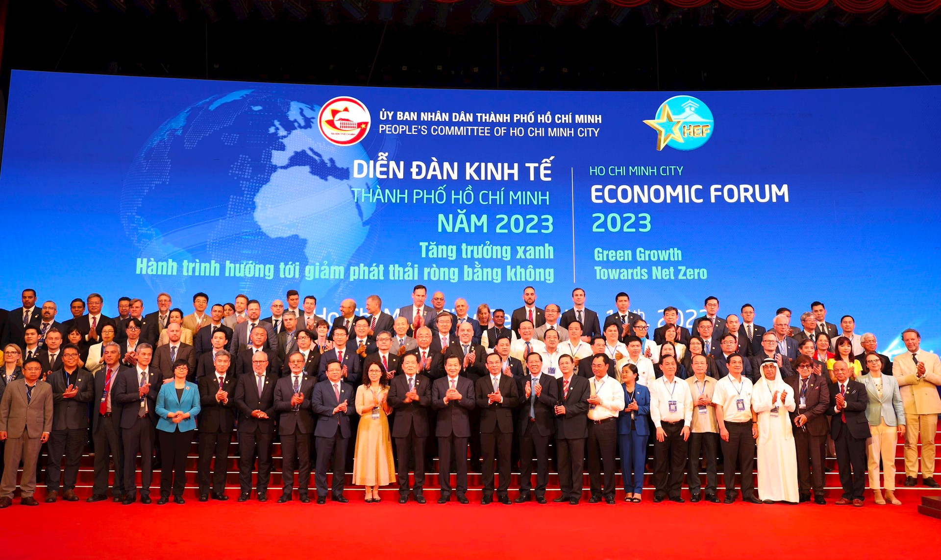 Lãnh đạo Chính phủ, các Bộ ngành và Thành ủy, UBND TP.HCM và các đại biểu tham dự Diễn đàn Kinh tế TP.HCM năm 2023 chụp ảnh lưu niệm