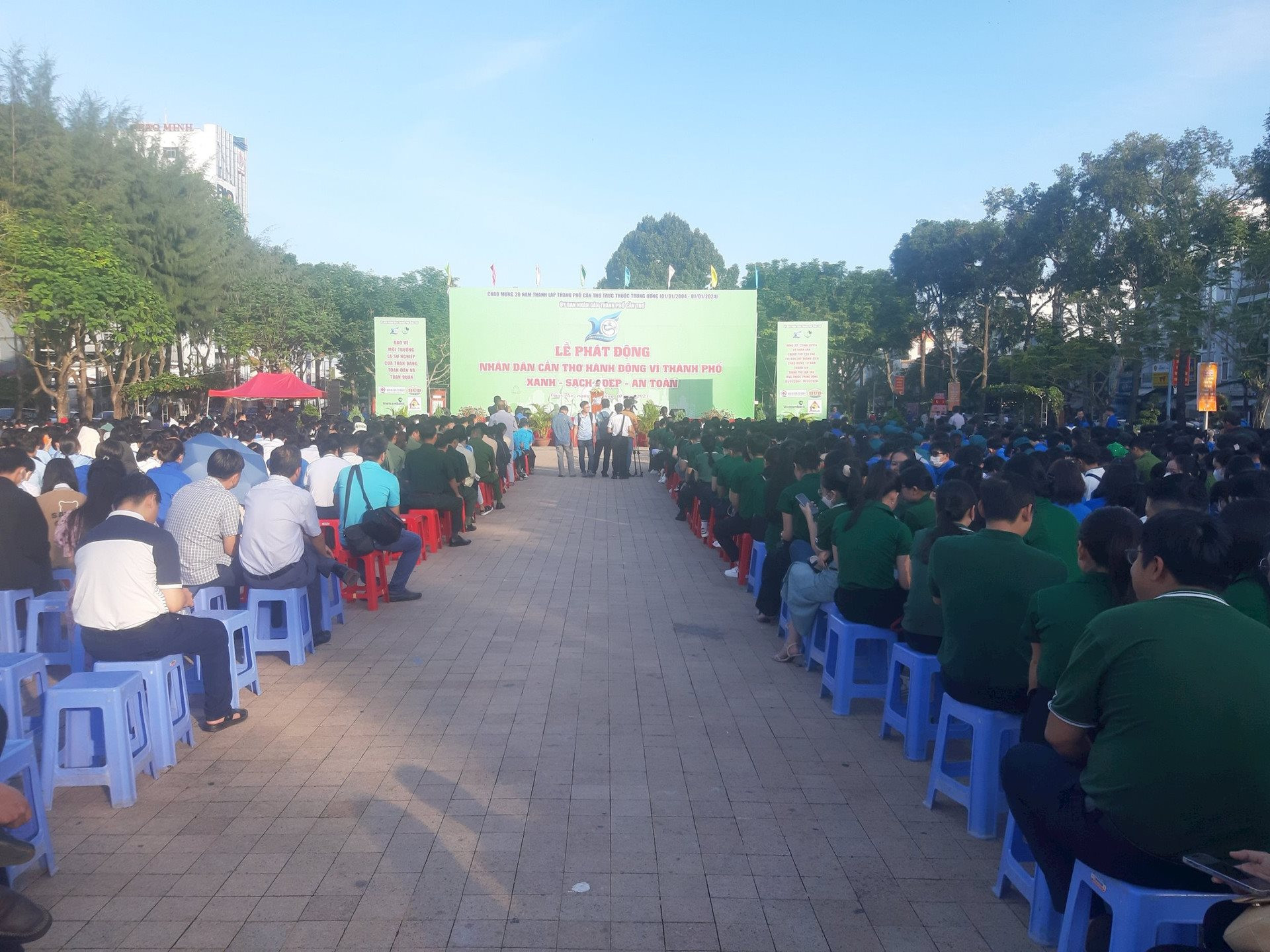 Người dân tích cực tham gia các phong trào BVMT, góp phần xây dựng thành phố ngày càng xanh - sạch - đẹp.