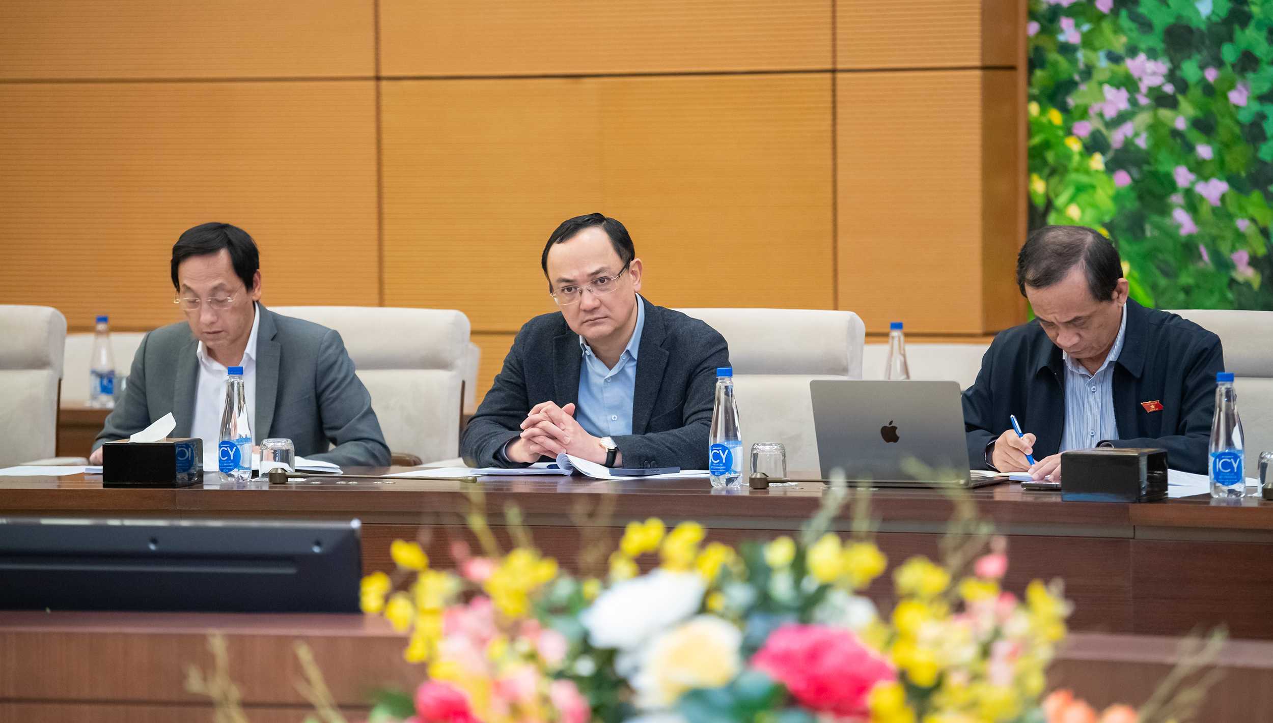 Các thành viên Đoàn Giám sát tham dự Phiên họp