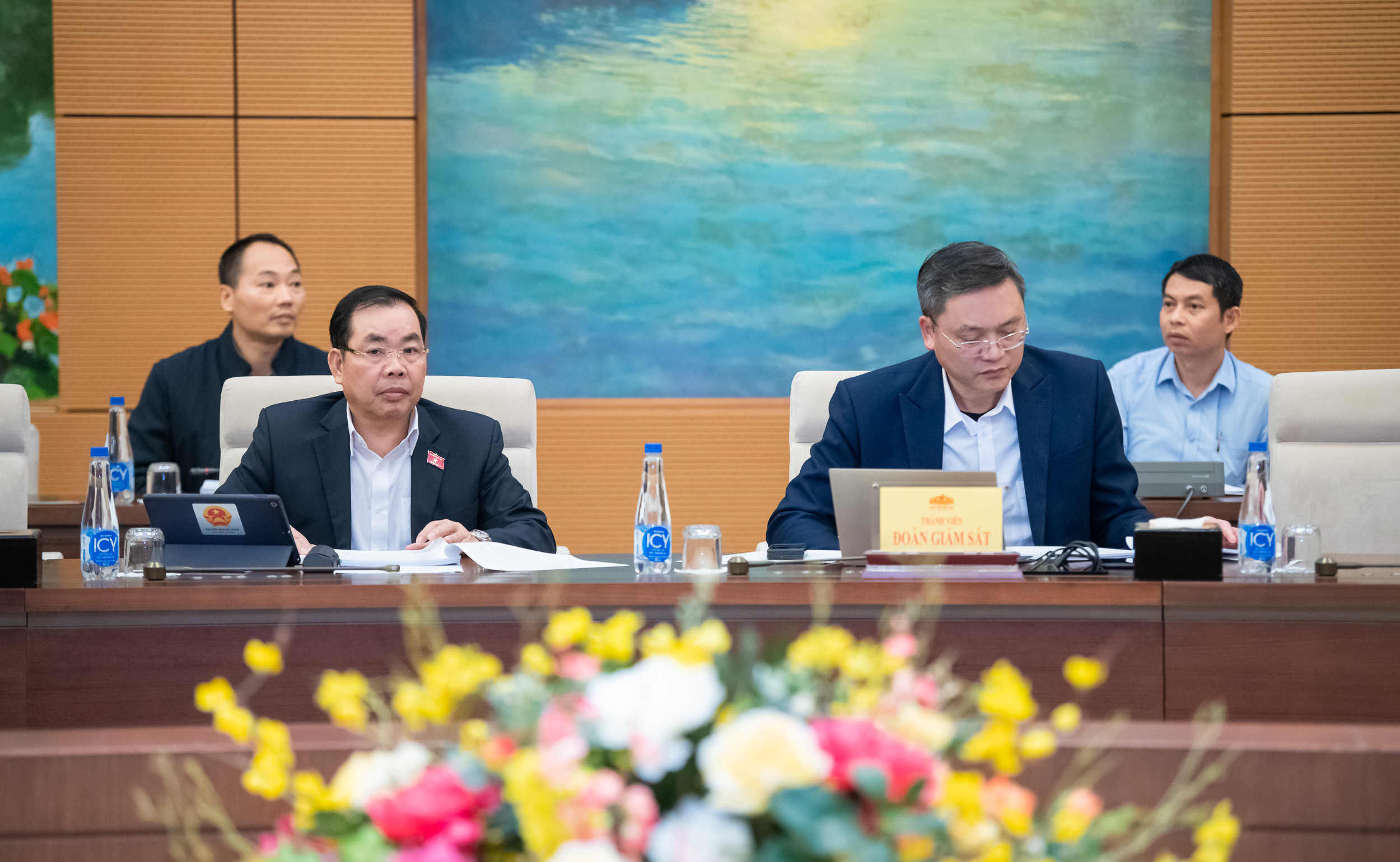 Các thành viên Đoàn Giám sát và khách mời tham dự Phiên họp