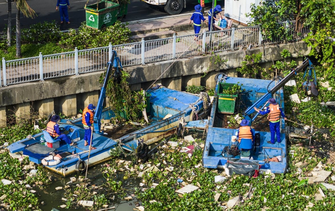 Đề xuất vớt rác 1 lần/tuần tại các tuyến kênh thoát nước TP HCM
