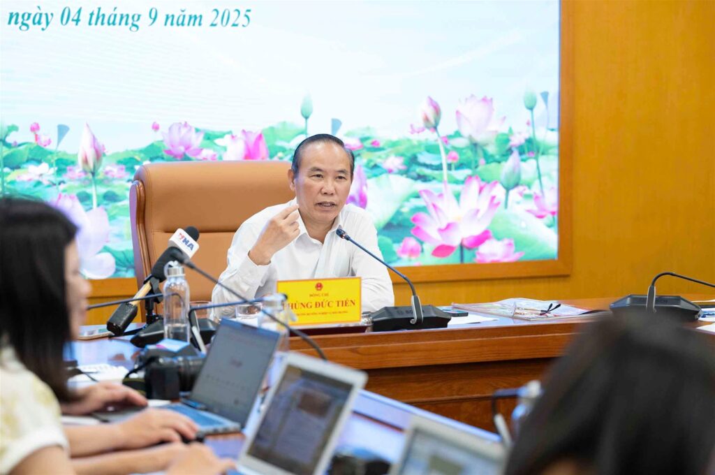 Thứ trưởng Bộ Nông nghiệp và Môi trường Phùng Đức Tiến