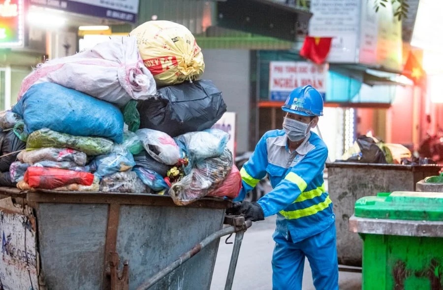 Việc thay thế chôn lấp bằng đốt phát điện không chỉ cắt giảm phát thải mê-tan mà còn tiết kiệm đất và hạn chế ô nhiễm kéo dài từ các bãi rác truyền thống.. Ảnh: Dương Tường.