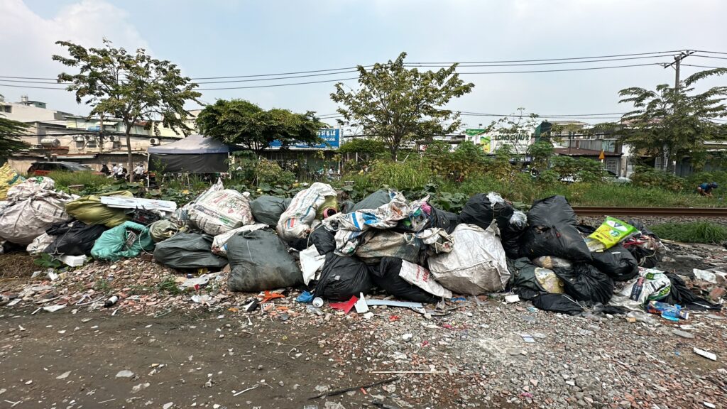 Rác sinh hoạt vứt ngổn ngang dọc tuyến đường Lương Ngọc Quyến (phường Bình Thạnh), chỉ cách khu dân cư vài mét.