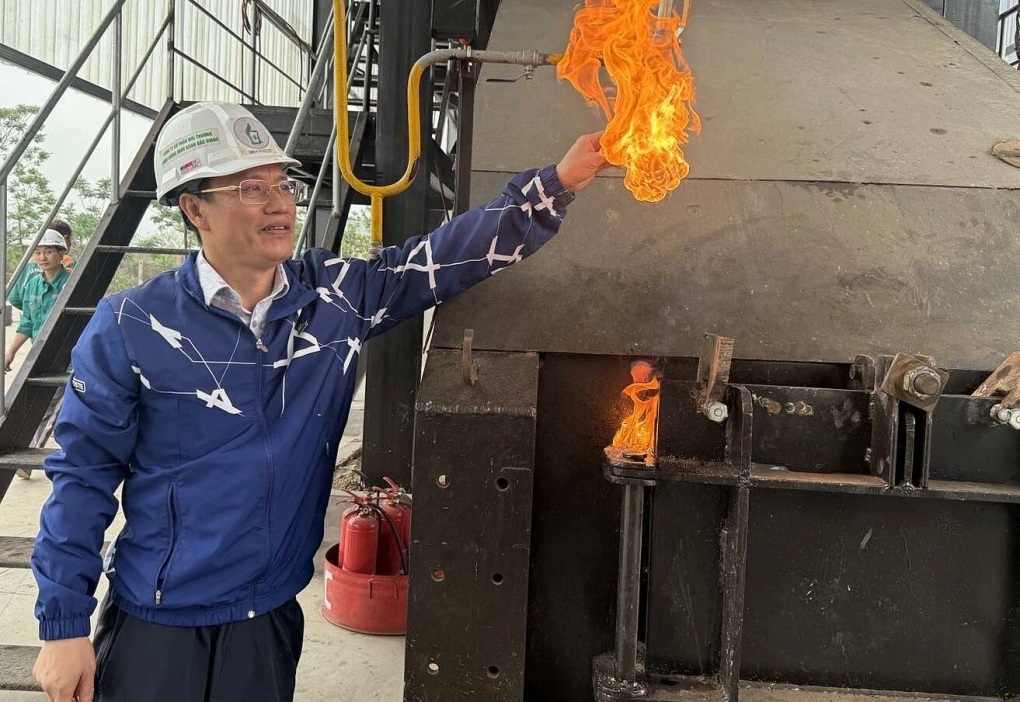 KS Bùi Quốc Dung đốt thử nghiệm dầu nhiệt phân từ hệ thống. Ảnh: Lộc Chung