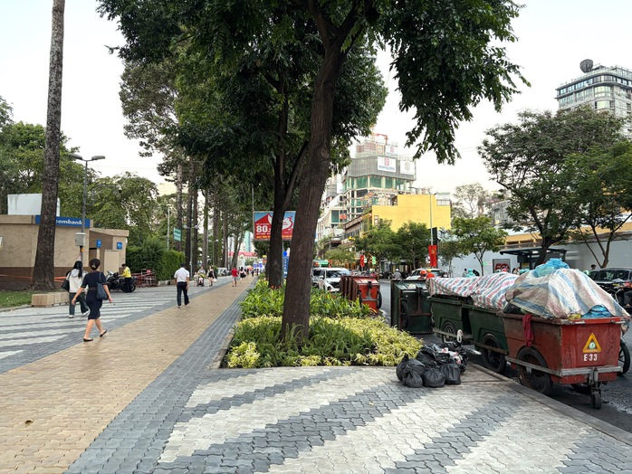Điểm hẹn lấy rác trên đường Phạm Ngũ Lão, phường Bến Thành (khu vực công viên 23 tháng 9).