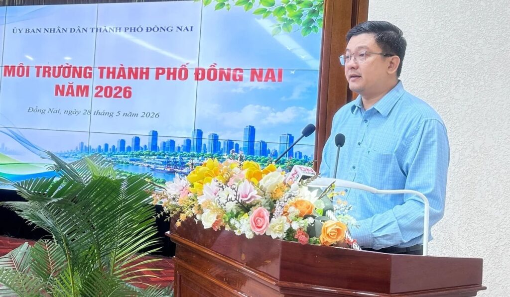 Ông Đỗ Thành Phương - Phó Giám đốc Sở Xây dựng TP Đồng Nai trình bày tham luận: "Phát triển hạ tầng kỹ thuật về bảo vệ môi trường Thành phố Đồng Nai giai đoạn 2021-2025: Thực trạng, thách thức và định hướng đầu tư đồng bộ đến năm 2030". Ảnh: Tường Tú.