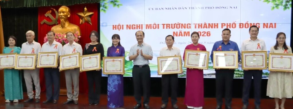 Ông Đỗ Thành Phương - Phó Giám đốc Sở Xây dựng TP Đồng Nai trình bày tham luận: "Phát triển hạ tầng kỹ thuật về bảo vệ môi trường Thành phố Đồng Nai