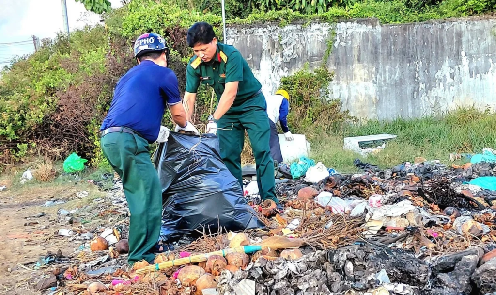 TP.HCM đang tăng cường đôn đốc các phường, xã tăng cường rà soát, giải quyết dứt điểm các điểm ô nhiễm do tồn đọng rác thải trên đường phố, kênh rạch và nơi công cộng trên địa bàn. Ảnh: NT.