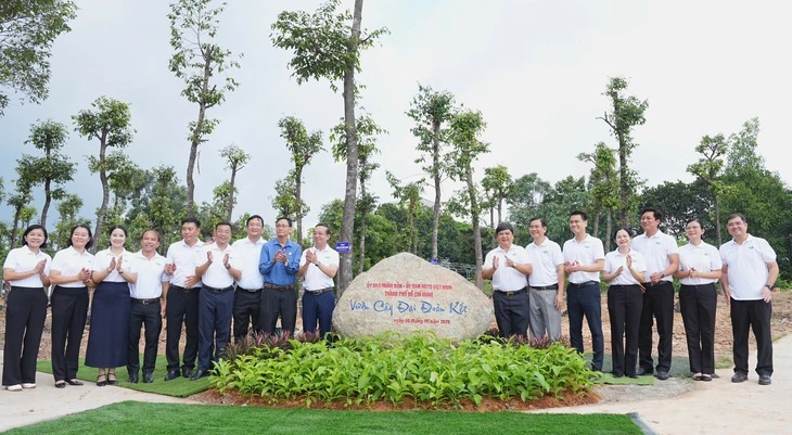 Lãnh đạo UBND TP.HCM và Ủy ban Mặt trận Tổ quốc Việt Nam thành phố, đại diện các đơn vị khánh thành “Vườn cây đại đoàn kết”