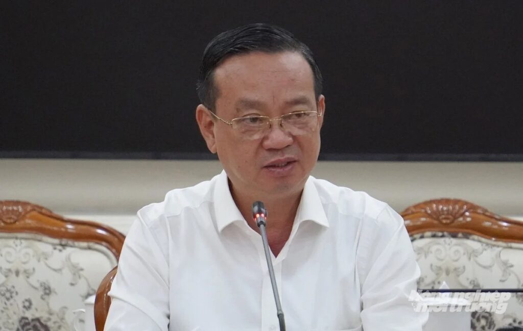 Phó Chủ tịch UBND TP.HCM Bùi Minh Thạnh nhấn mạnh: "Yêu cầu đầu tư các trạm trung chuyển rác theo hướng hiện đại, đặt môi trường và sức khỏe người dân lên hàng đầu". Ảnh: Lê Bình.