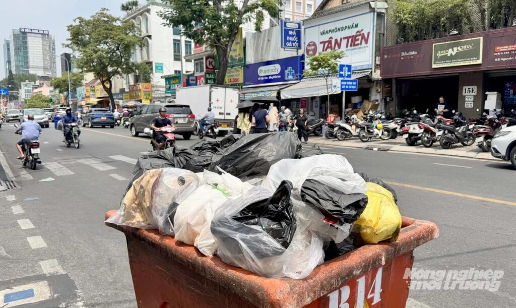 Mỗi ngày, TP.HCM phát sinh hơn 14.000 tấn rác thải sinh hoạt, tạo áp lực lớn lên hệ thống thu gom, vận chuyển và xử lý. Ảnh: Lê Bình.