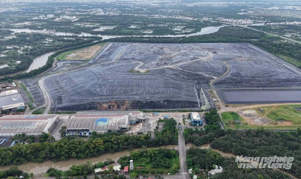 Khu liên hợp xử lý chất thải Đa Phước đang tiếp nhận khoảng 4.000 tấn rác mỗi ngày, tạo áp lực lớn lên công suất xử lý. Ảnh: Lê Bình.