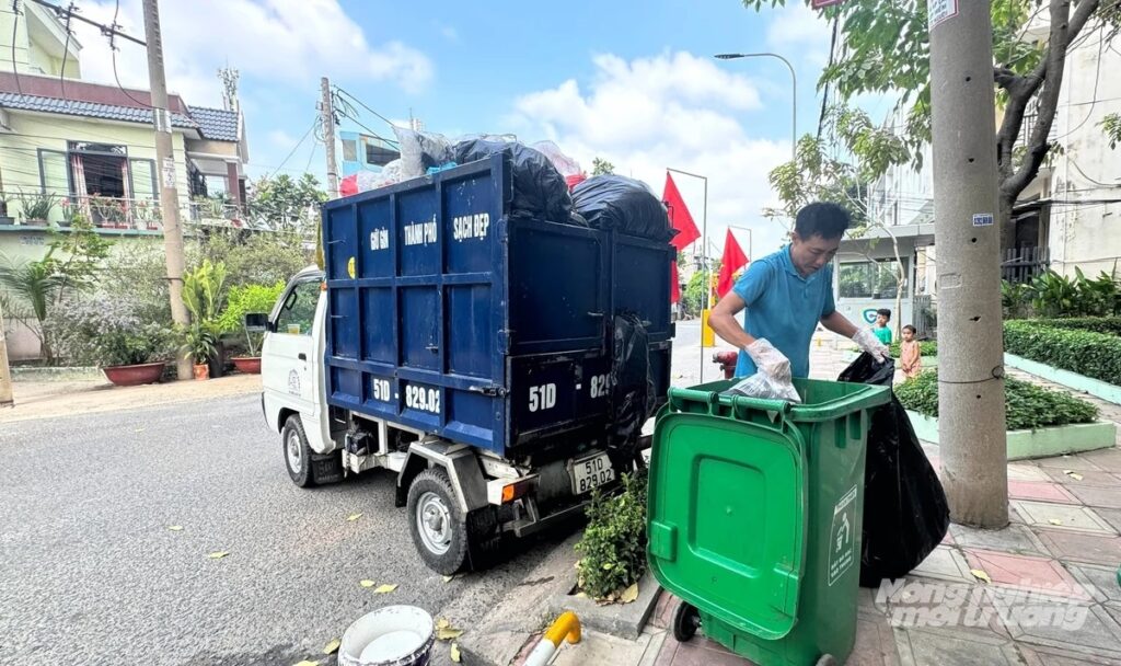 Việc phân loại rác tại nguồn và thu gom tại các chung cư, khu dân cư còn vướng nhiều bất cập, chưa hiệu quả. Ảnh: Lê Bình.