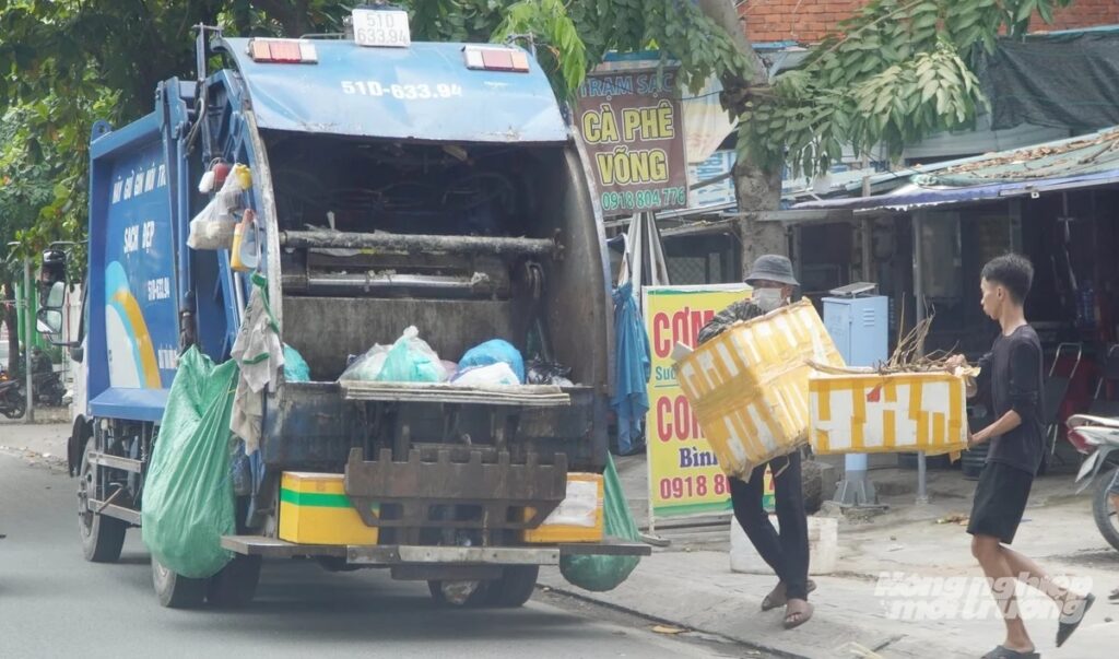 Sau sáp nhập, TP.HCM dự kiến áp dụng giá thu gom, vận chuyển và xử lý rác theo 8 nhóm khu vực, thay vì một mức chung. Ảnh: Lê Bình.