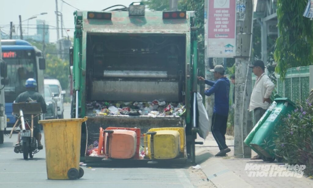 Giá dịch vụ rác được phân theo 8 nhóm khu vực và có cơ chế tính theo khối lượng đối với trường hợp phân loại rác tại nguồn đúng quy định. Ảnh: Lê Bình.