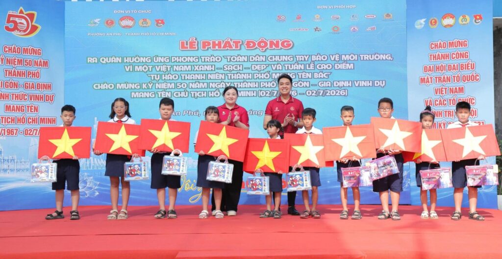 Tặng đồ dùng học tập cho học sinh tại Lễ phát động