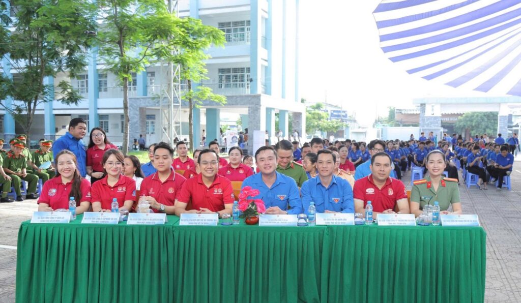 Nhiều cơ quan, tổ chức đoàn thể trên địa bàn thành phố hưởng ứng phong trào Chung tay bảo vệ môi trường - do phường An Phú phát động