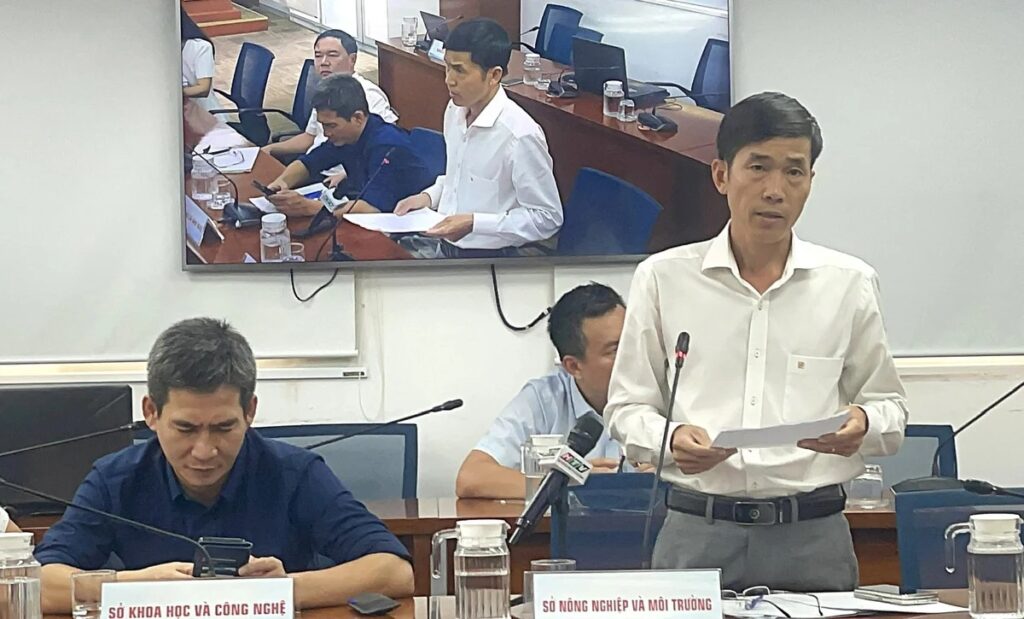 Ông Trần Anh Đức - Phó Trưởng Phòng Quản lý chất thải rắn, Sở Nông nghiệp và Môi trường TP. HCM thông tin về công tác xử lý chất thải rắn sinh hoạt tại TP. HCM. Ảnh: Đình Du.