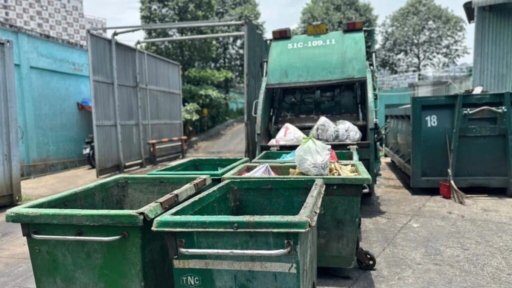 Xe ép rác và hệ thống thùng chứa tại một điểm trung chuyển chất thải ở TP.HCM. Thành phố đang từng bước hoàn thiện chuỗi thu gom, trung chuyển và xử lý chất thải theo hướng hiện đại. Ảnh: Hà Duyên.