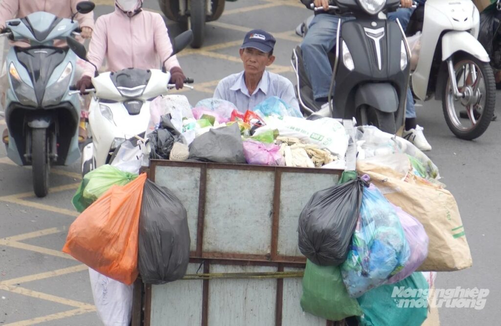 Hoạt động thu gom, vận chuyển rác tại TP.HCM sẽ phải được tổ chức phù hợp với yêu cầu phân loại rác tại nguồn, bảo đảm rác sau phân loại không bị thu gom chung. Ảnh: Lê Bình.
