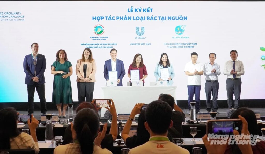 Sở Nông nghiệp và Môi trường TP.HCM, Hội Liên hiệp Phụ nữ Thành phố và Unilever Việt Nam ký kết hợp tác thúc đẩy phân loại rác tại nguồn, tăng thu hồi vật liệu phục vụ tái chế. Ảnh: Lê Bình.