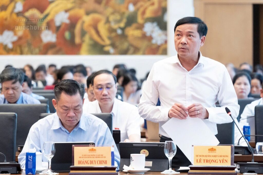 Thứ trưởng Bộ Nông nghiệp và Môi trường Lê Trọng Yên tiếp thu, giải trình các ý kiến tại Hội nghị. Ảnh Quochoi.vn