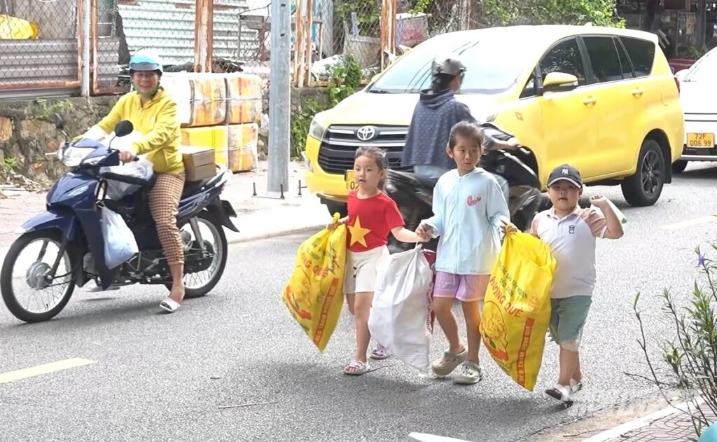 Việc minh bạch hành trình vật liệu sau thu gom giúp người dân hiểu rõ giá trị của phân loại rác, từng bước hình thành thói quen bảo vệ môi trường. Ảnh: Lê Bình.