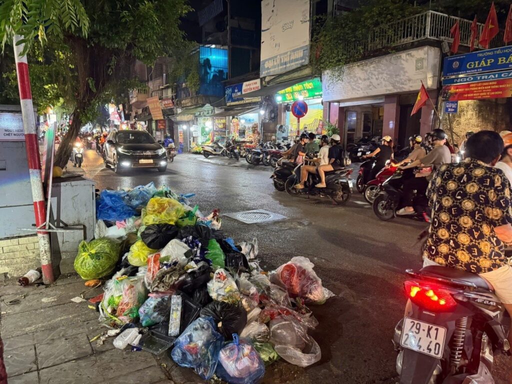 Những ụ rác ngổn ngang, hỗn tạp nằm trên đường Trương Định