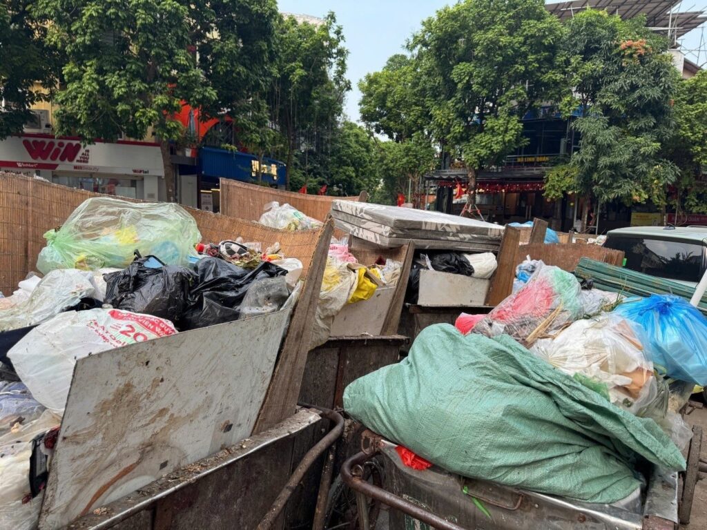 Xe rác gia công tập kết rác ngay giữa đường phố